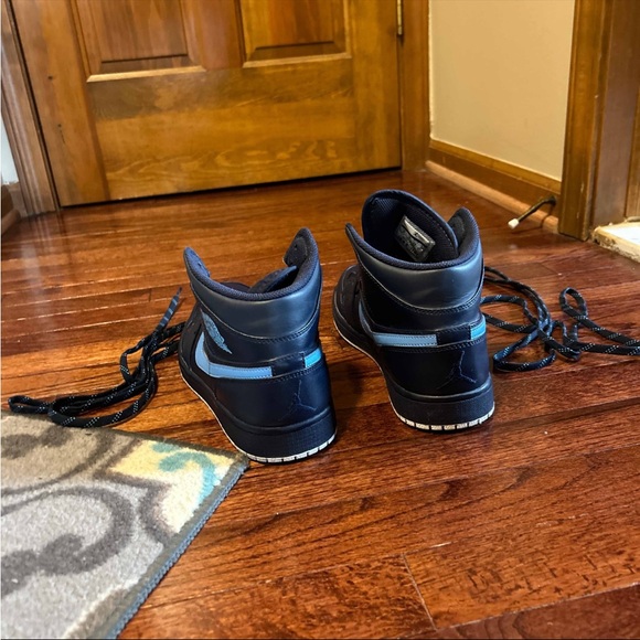 Nike Air Jordan’s 1 “Mid” Obsidian. - Picture 3 of 6